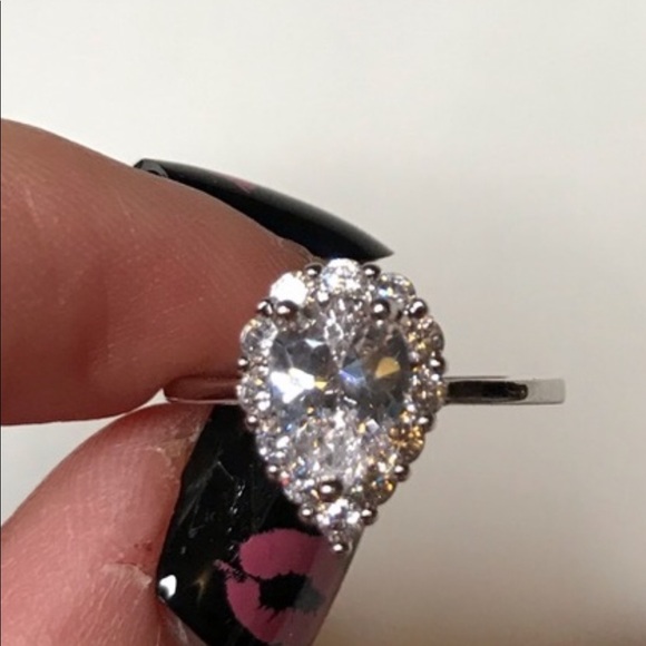 Jewelry - Women’s pear shape  engagement wedding ring